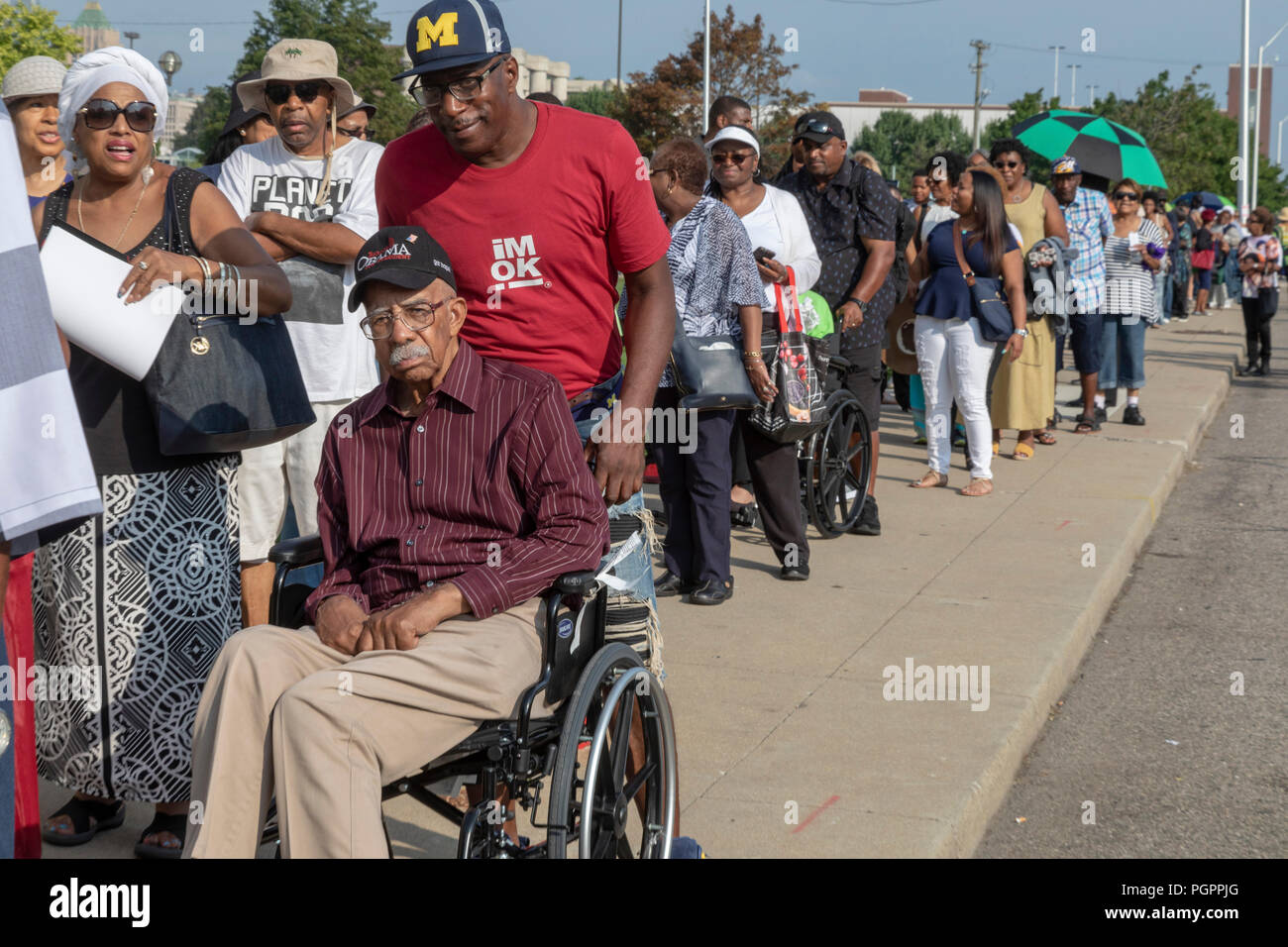 Detroit, Michigan STATI UNITI D'America - 28 agosto 2018 - Migliaia di persone hanno atteso a lungo le righe per immettere il Charles H. Wright Museum of African American History a pagare ultimo rispetti a Aretha Franklin durante due giorni di visualizzazione pubblico. Franklin morì il 16 agosto. Credito: Jim West/Alamy Live News Foto Stock