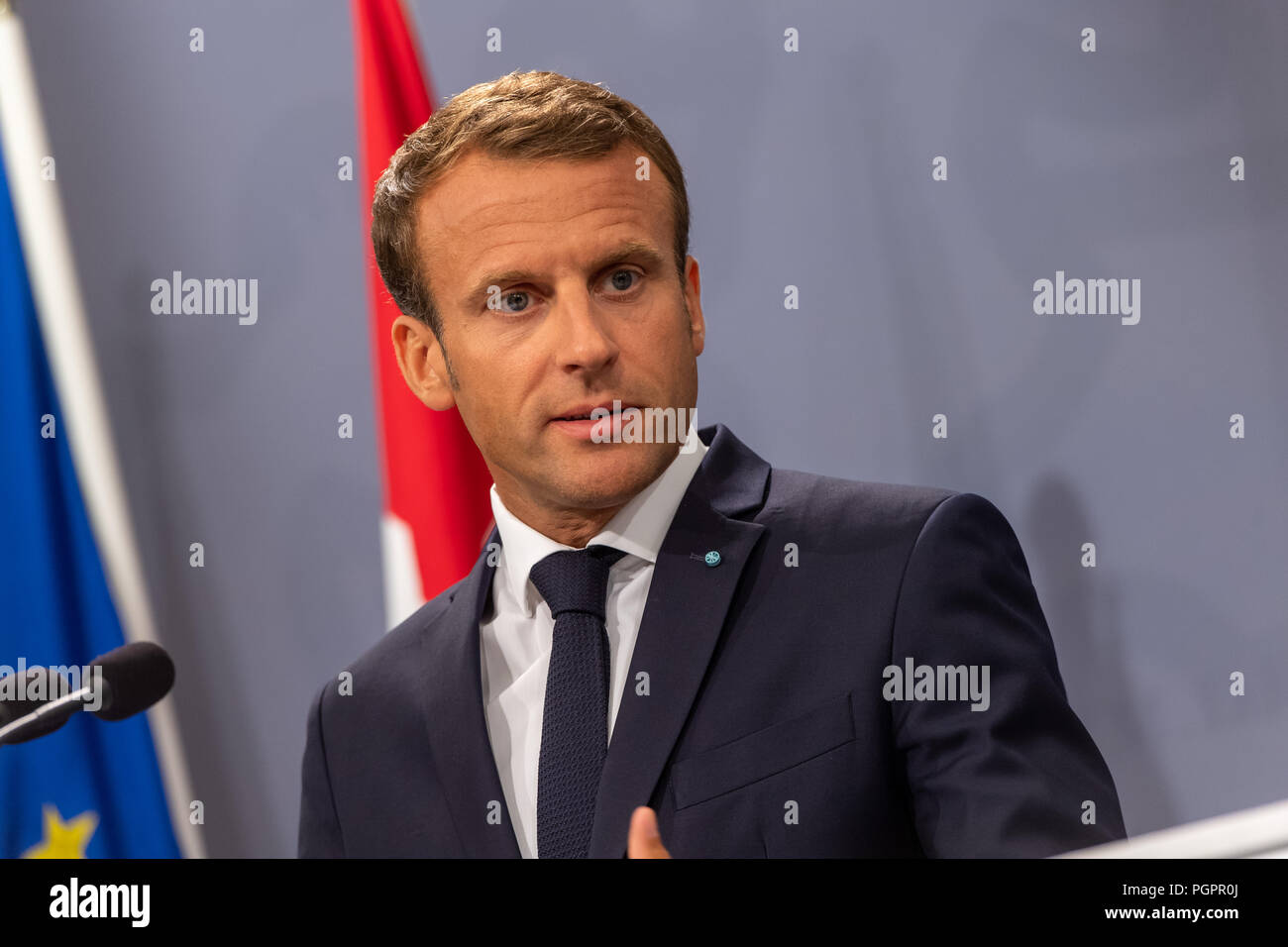 Copenaghen, Danimarca - Martedì 28th, 2018 Il Presidente francese Emannuel Macron è raffigurato nel corso di una visita di Stato in Danimarca dove si è incontrato con il Primo Ministro danese Lars Løkke Rasmussen al parlamento del paese edificio, Christiansborg, a Copenaghen. © Matthew James Harrison / Alamy News Foto Stock