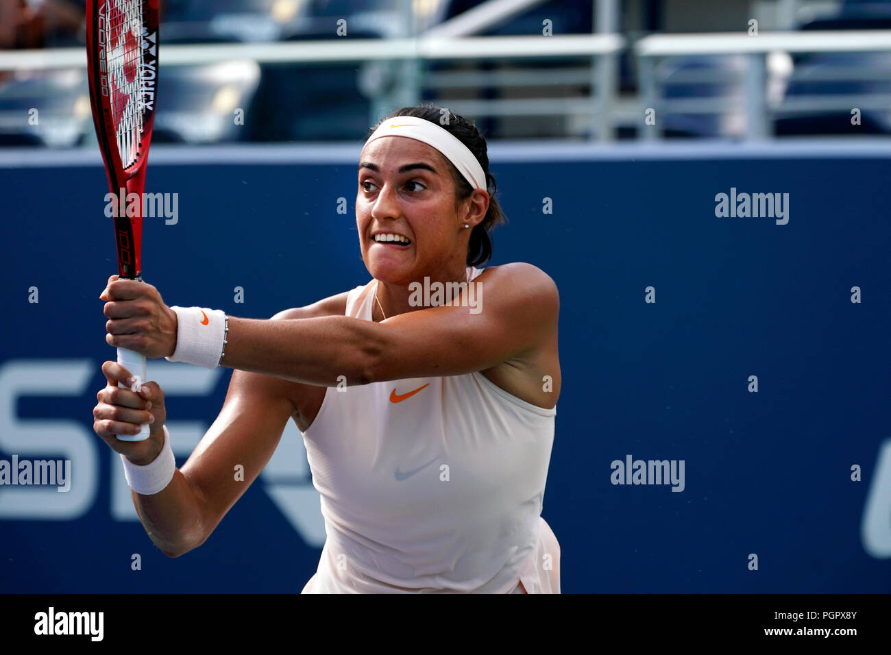 New York, Stati Uniti. Il 27 agosto, 2018. Flushing Meadows, New York - Agosto 28, 2018: US Open Tennis: Numero 6 seme Caroline Garcia della Francia durante la sua prima partita contro Joanna Konta di Gran Bretagna presso la US Open a Flushing Meadows, New York. Garcia ha vinto la partita 6-2, 6-2 per avanzare al secondo turno. Credito: Adam Stoltman/Alamy Live News Foto Stock