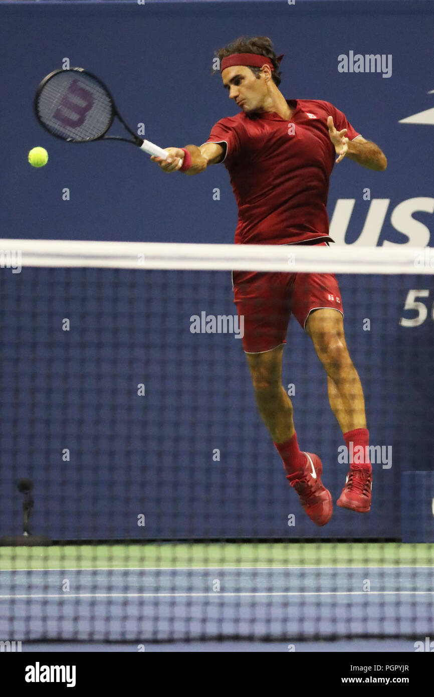 New York, Stati Uniti d'America. 28 agosto 2018. 20-tempo Grand Slam champion Roger Federer in azione durante il 2018 US Open primo round in abbinamento a Billie Jean King National Tennis Center Credito: Leonard Zhukovsky/Alamy Live News Foto Stock