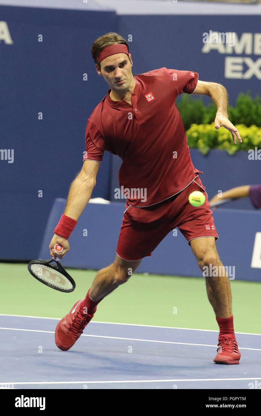 New York, Stati Uniti d'America. 28 agosto 2018. 20-tempo Grand Slam champion Roger Federer in azione durante il 2018 US Open primo round in abbinamento a Billie Jean King National Tennis Center Credito: Leonard Zhukovsky/Alamy Live News Foto Stock