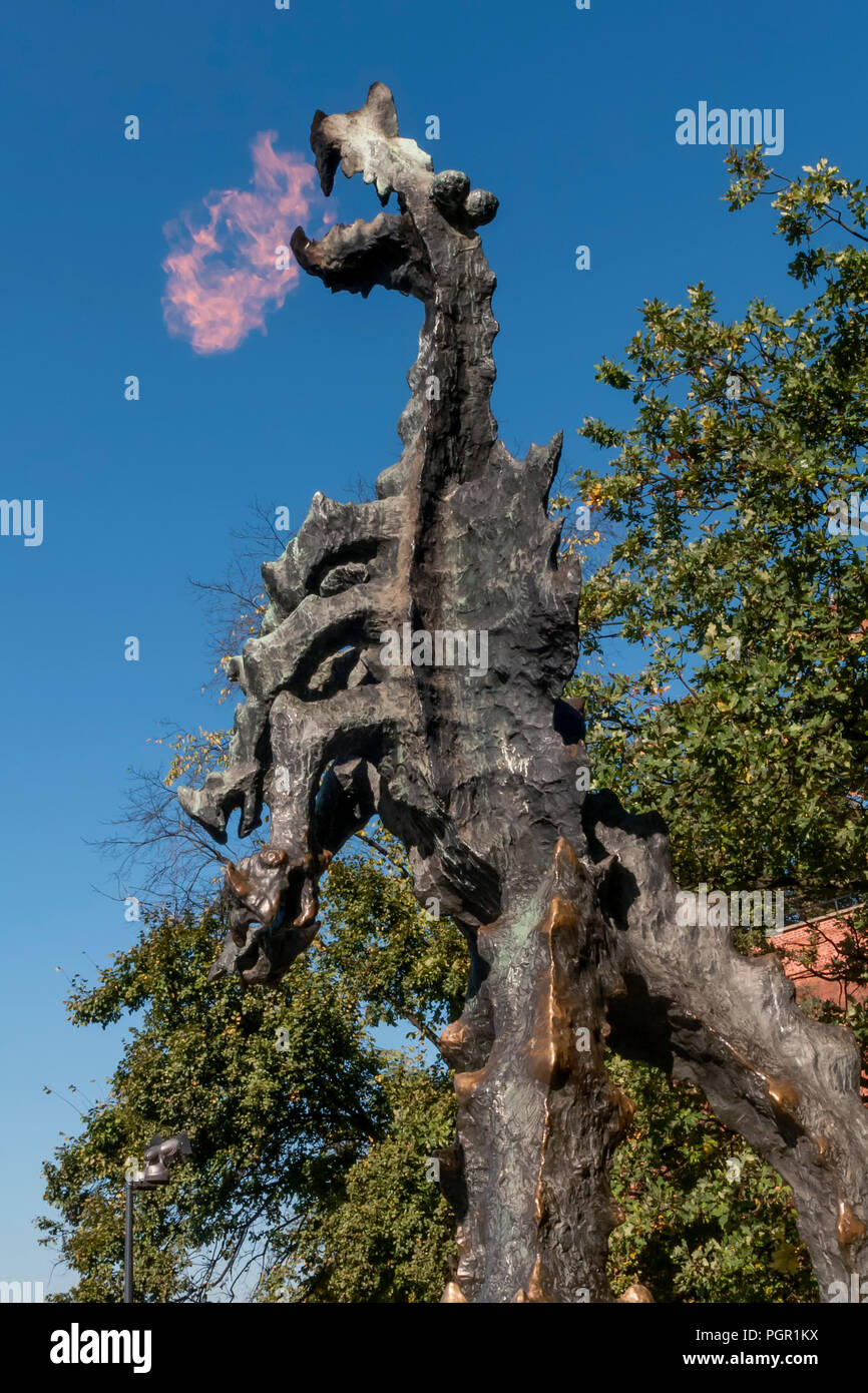 Wawel Dragon statua con il fuoco, Cracovia in Polonia Foto Stock