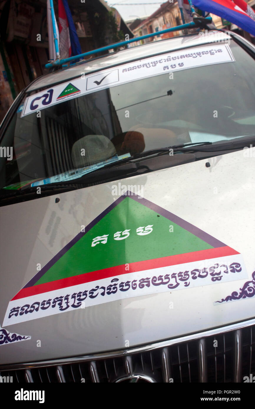 Un SUV mostrare il loro logo viene utilizzato come un veicolo di campagna dai Khmer regno parte durante il 2018 elezione nazionale in Kampong Cham, Cambogia. Foto Stock