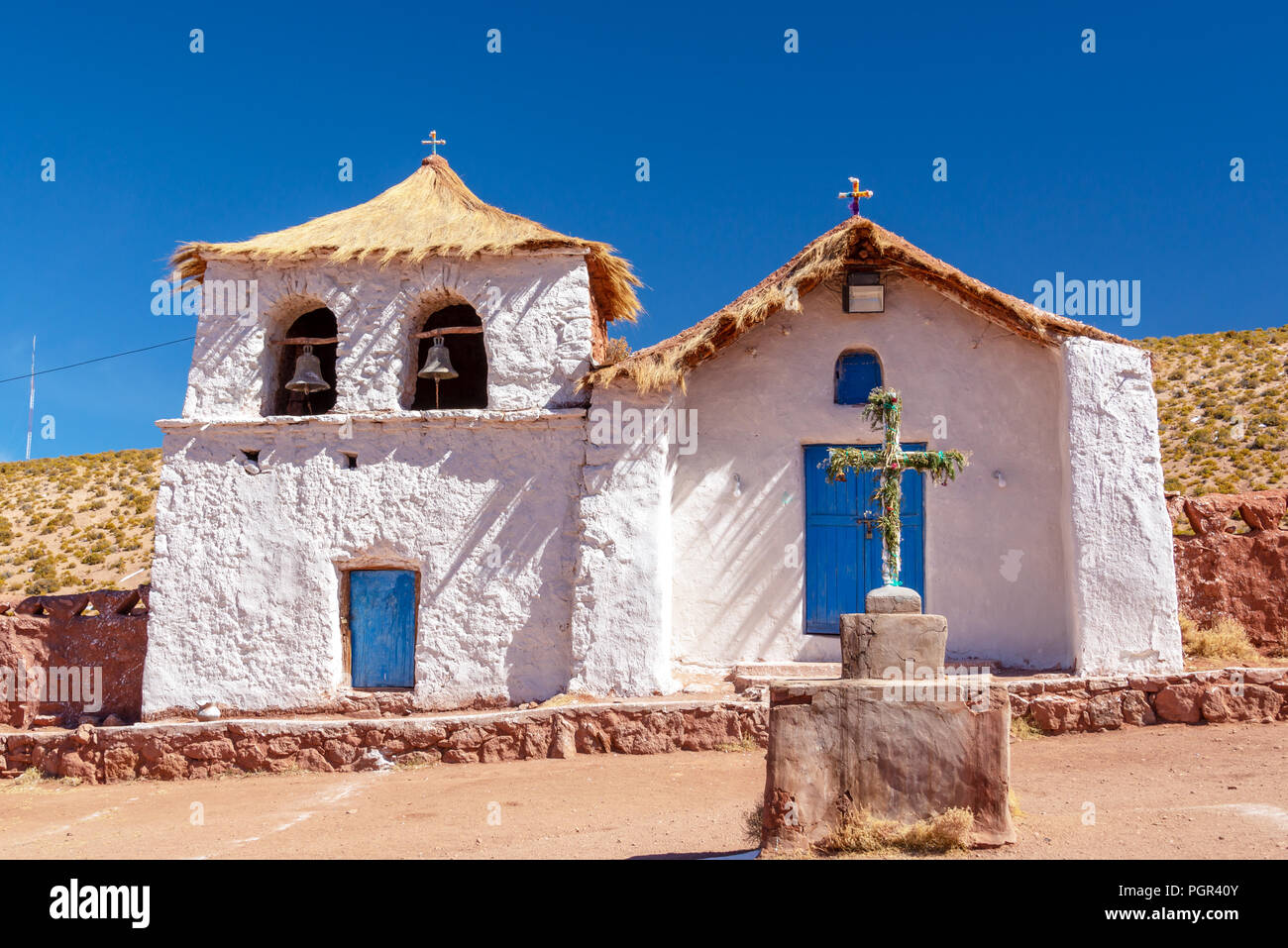 Tipica la Chiesa cilena del villaggio di MACHUCA (2004) vicino a San Pedro de Atacama, Cile Foto Stock
