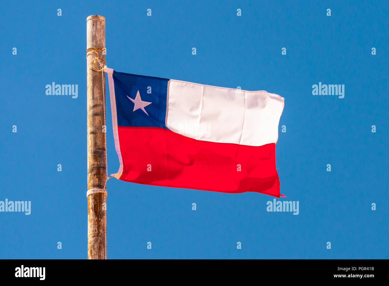Bandiera cilena, cielo blu sullo sfondo Foto Stock