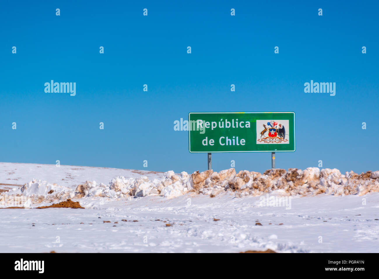 Cartello stradale Republica de Chile sulla strada coperta di neve al confine con la Bolivia Foto Stock