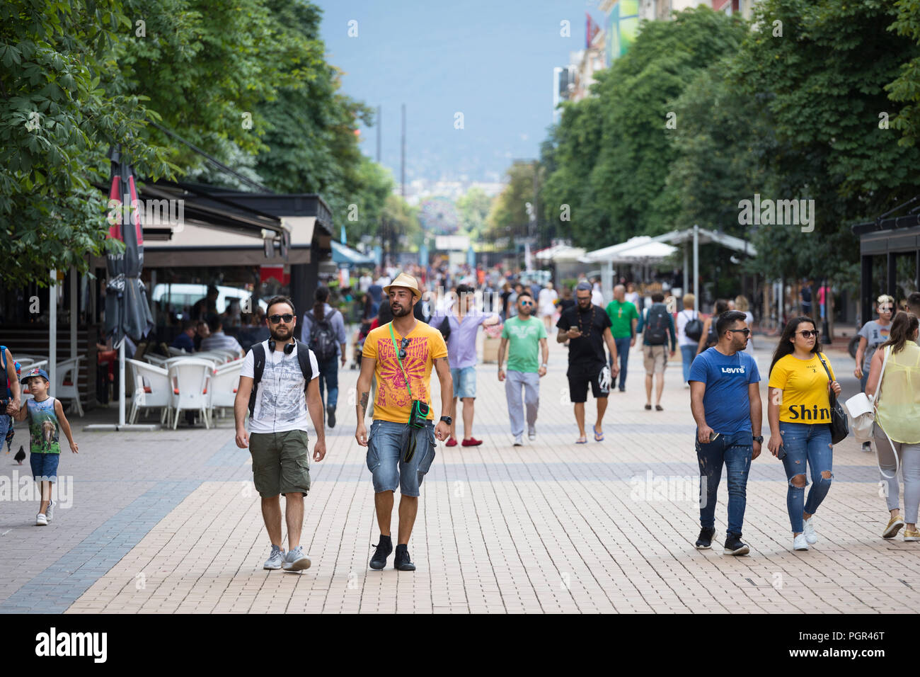 La gente che camminava affollata strada commerciale zona pedonale della trafficata città interna di Sofia, Bulgaria Foto Stock
