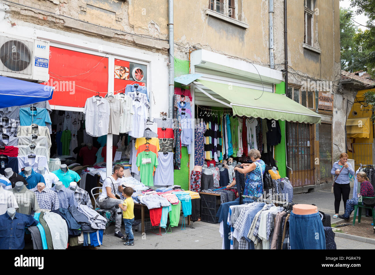Le persone ad acquistare vestiti in un negozio nella parte interna della città di Sofia, Bulgaria Foto Stock