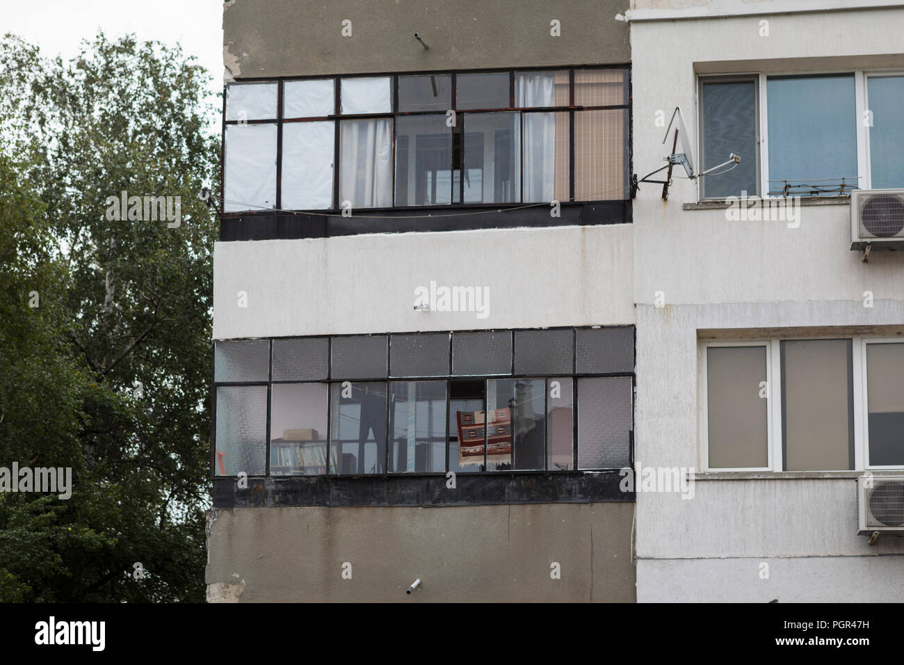 Vecchi e logori edifici di appartamenti in un quartiere povero di Sofia, Bulgaria Foto Stock