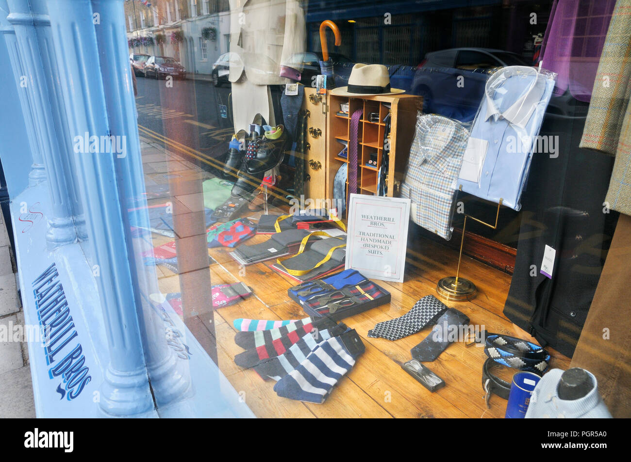 Una gamma di menswear formale in un sarti vetrina Weatherill Bros. Eton High Street, Berkshire, Inghilterra, Regno Unito Foto Stock