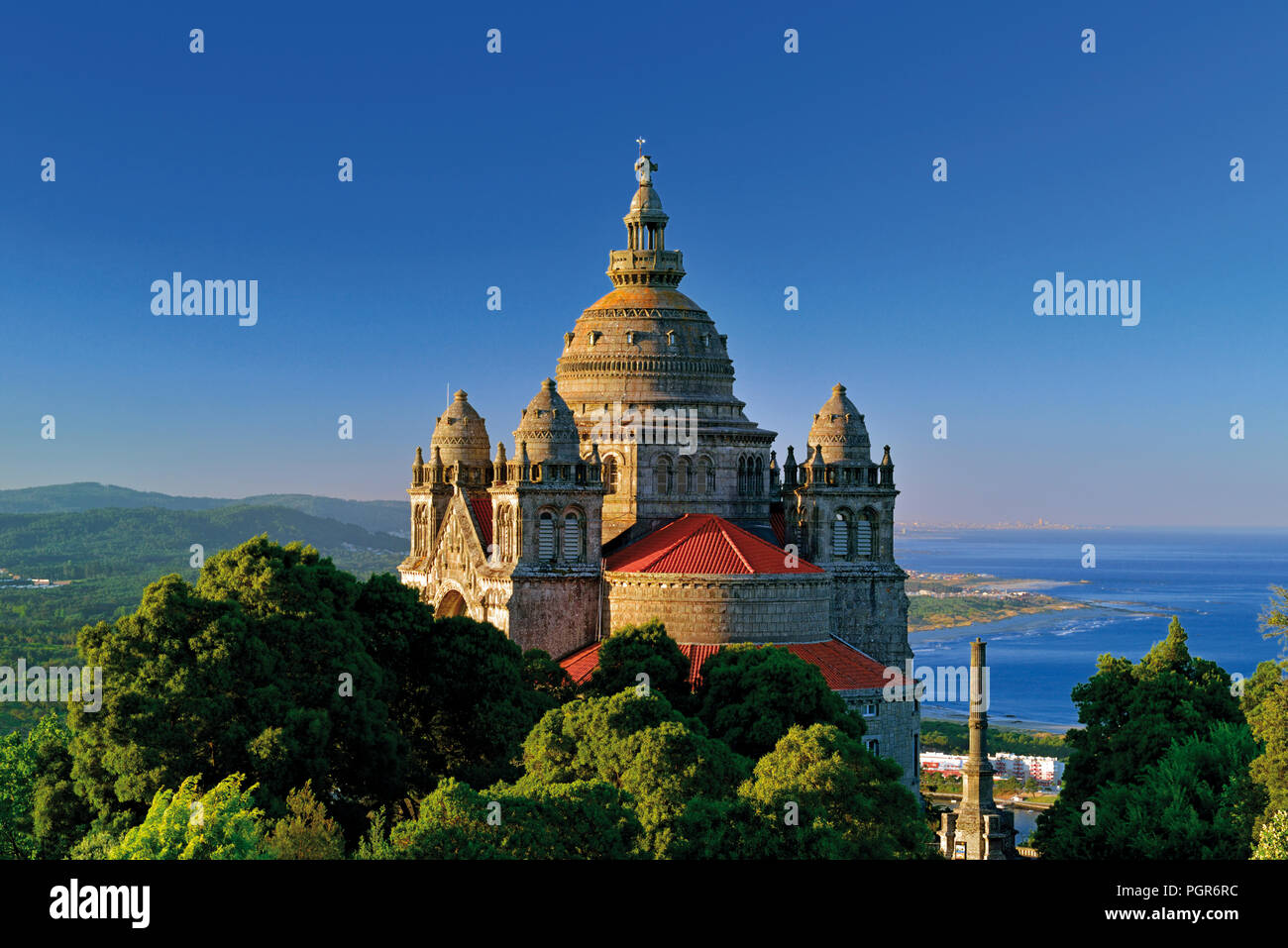 La Basilica di Santa Luzia e spettacolare vista verso la costa e le spiagge di Viana do Castelo Foto Stock