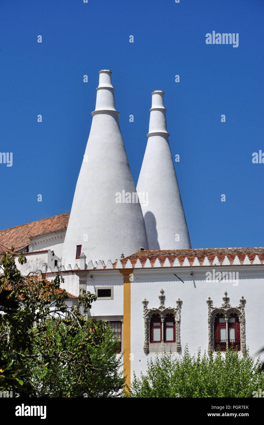 La suggestiva camini del Palazzo Nazionale, Sintra (vicino a Lisbona, Portogallo Foto Stock