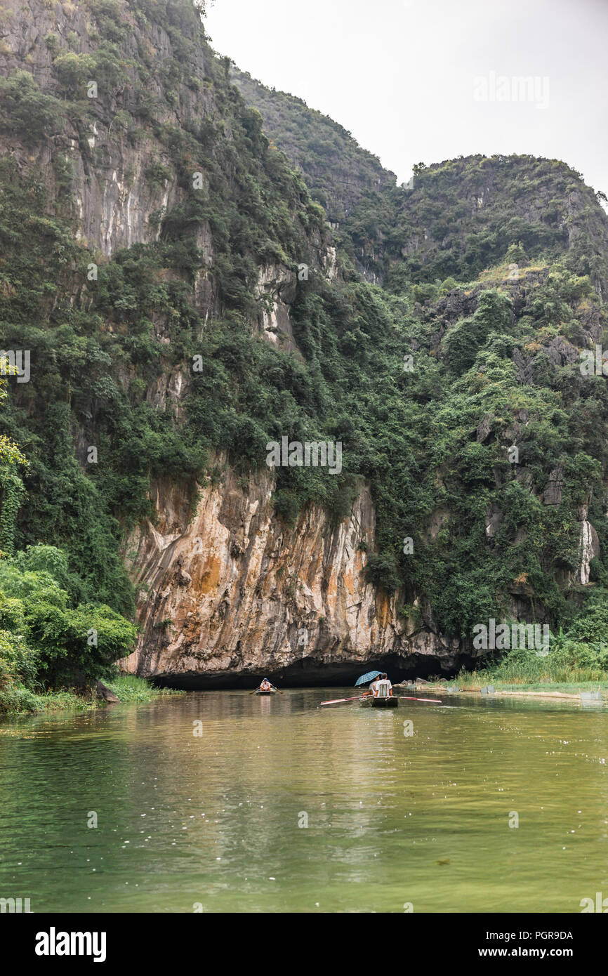 Giro in barca da Vung Tram Pier. Pala tradizionale-gita in barca consente al turista apprezzare veramente la bellezza della natura lungo la Ong Dong fiume. Foto Stock