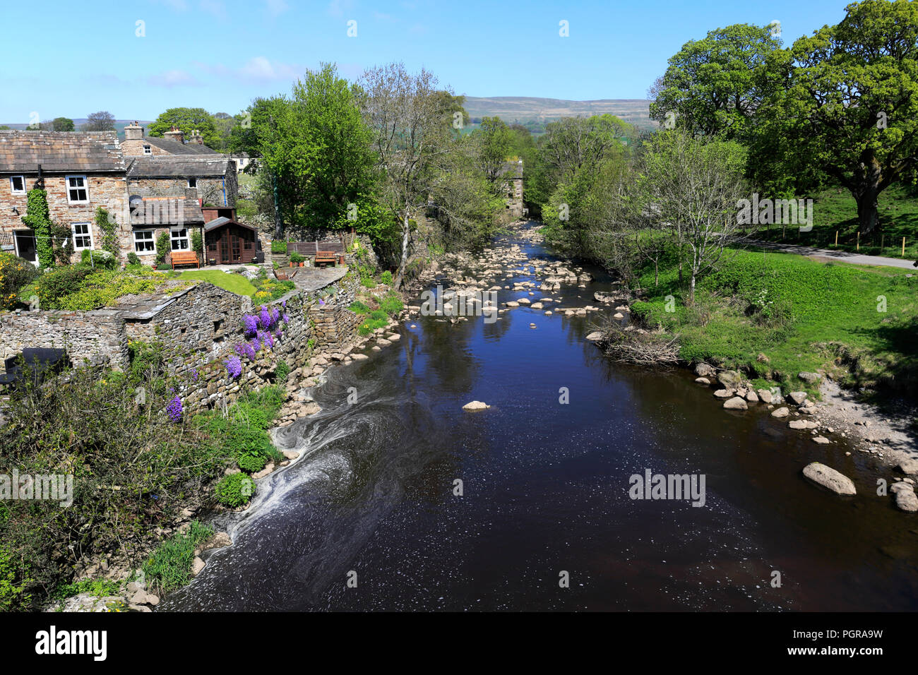 Il Fiume Ure, Bainbridge village, Richmondshire, North Yorkshire, Inghilterra, Regno Unito Foto Stock