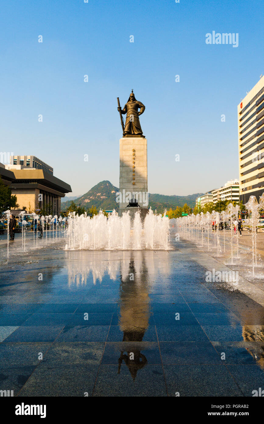 La statua dell'Ammiraglio Yi Sun-shin in Piazza Gwanghwamun. Seul (Corea) Foto Stock
