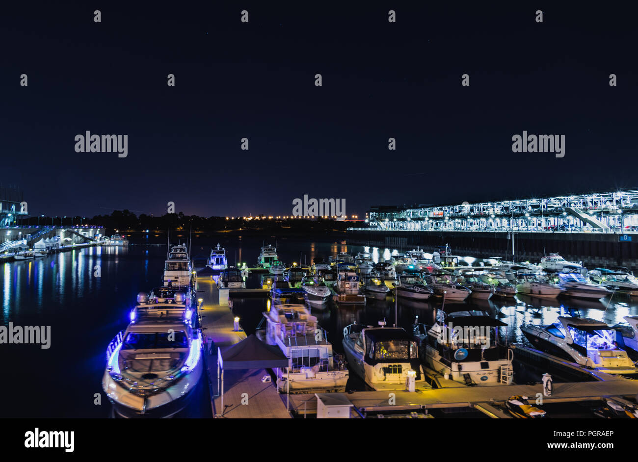 Montreal - Porto Vecchio di notte - barche illuminate Foto Stock