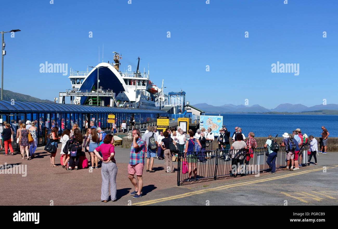 Occupato dal terminal dei traghetti come persone attendono l'imbarco del traghetto Calmac da Craignure a Oban Foto Stock