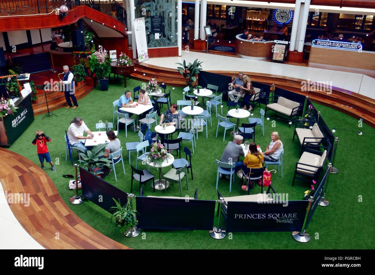 Live sfondo musicale di intrattenimento nel cortile centrale del Princes Square a Buchanan Street, Glasgow Foto Stock