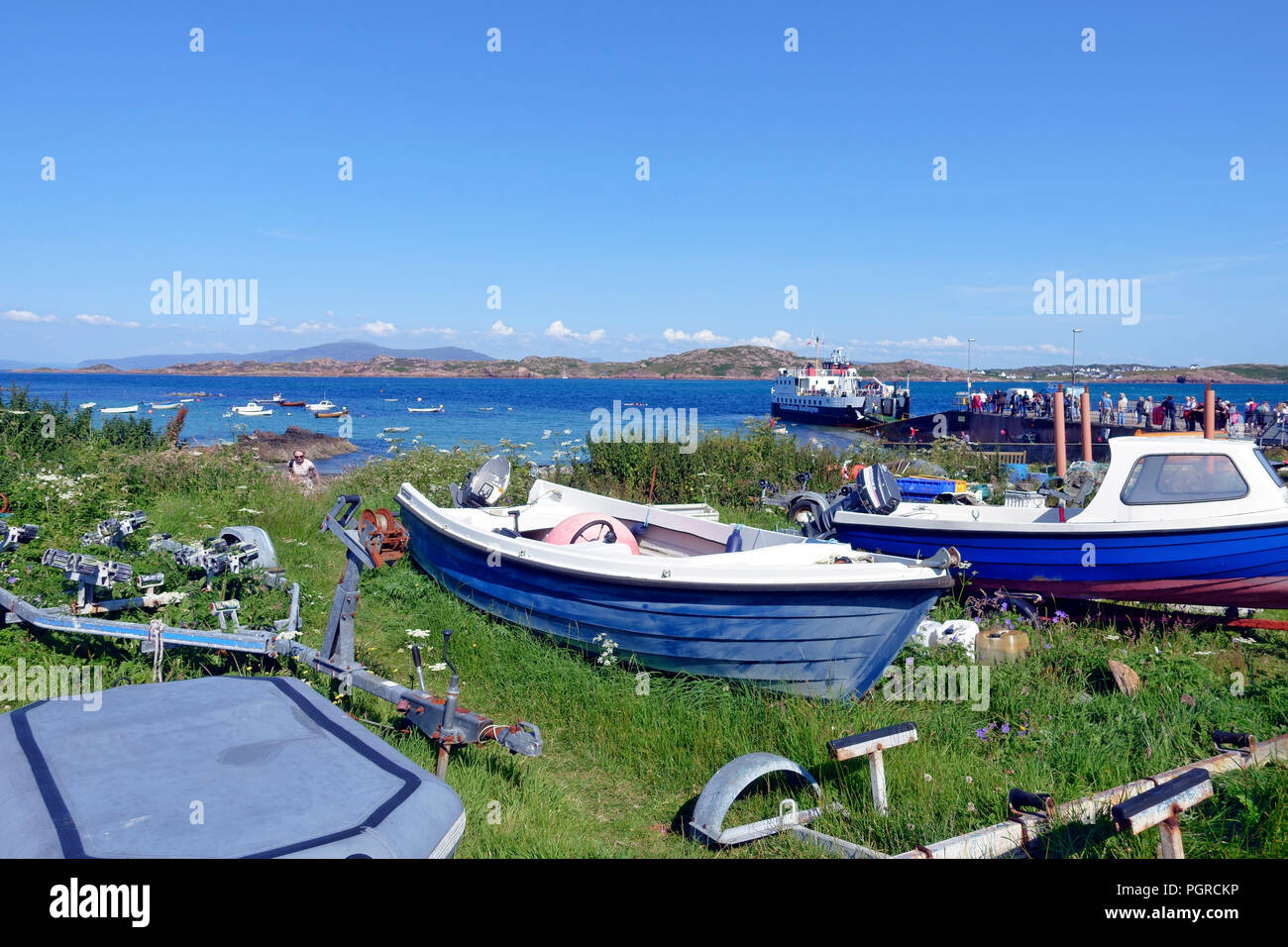 Barche sull'erba a Baile Mòr a Iona con una vista sopra il suono di Iona al Isle of Mull, Ebridi Interne, Scozia Foto Stock