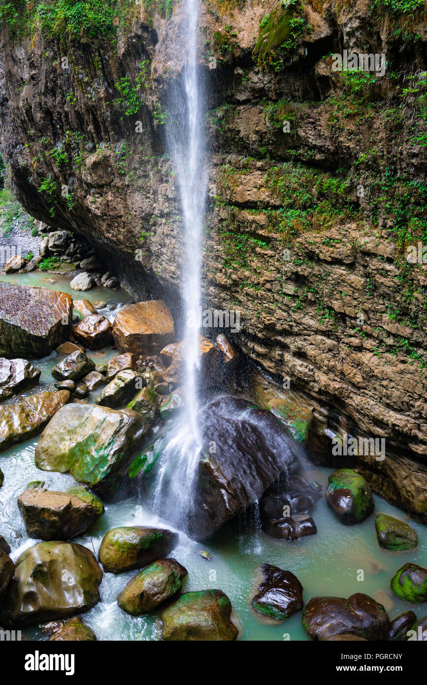 Vista del fondo di Enshi Mufu Grand Canyon con cascata su una roccia in Hubei Cina Foto Stock