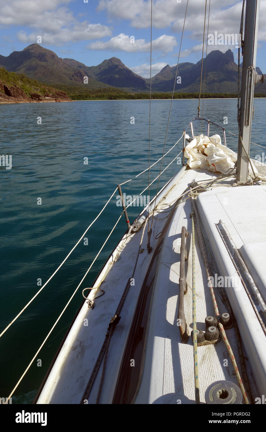 Yacht motoring in Zoe Bay, Hinchinbrook Island National Park, Queensland, Australia. N. PR Foto Stock