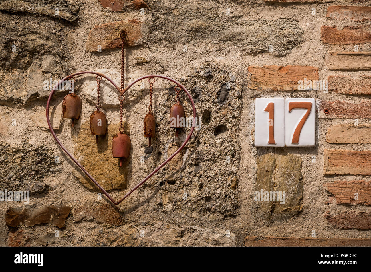 Mensano, Siena, Toscana - frazione del comune italiano di Casole d'Elsa, in provincia di Siena in Toscana, dettagli dell'antico borgo medievale Foto Stock