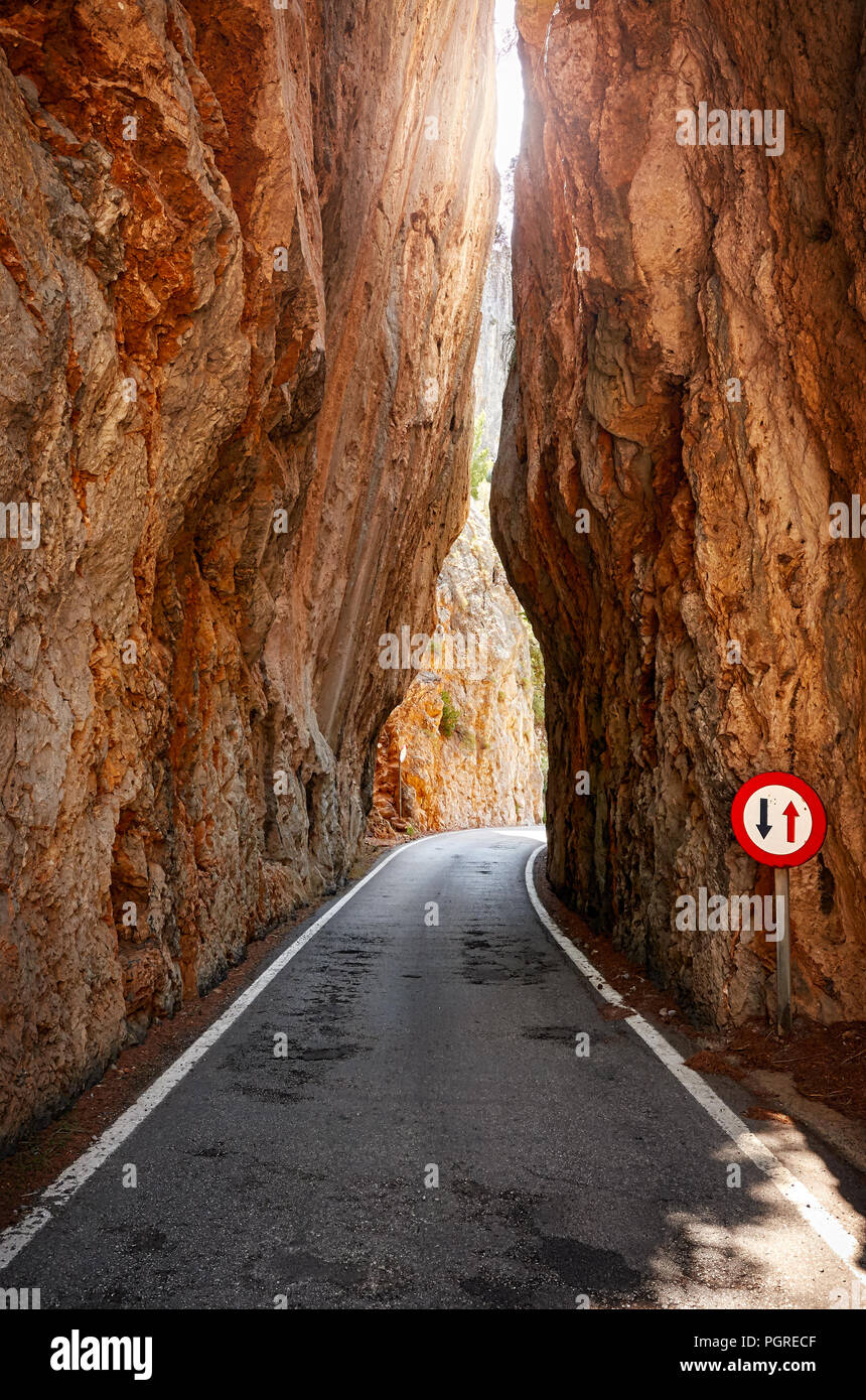 Strada stretta tagliare attraverso una montagna, Mallorca, Spagna. Foto Stock