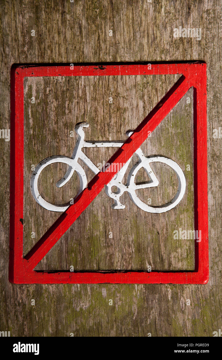 Close-up di alcun segno di ciclismo su un palo di legno. Foto Stock