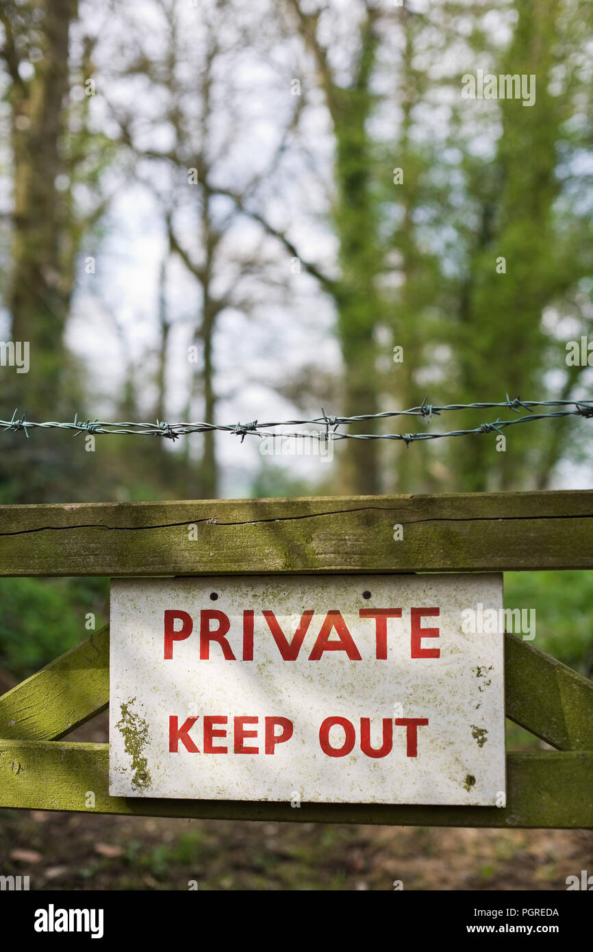 'Privato Tenere fuori' segno su un cancello in un bosco. Foto Stock