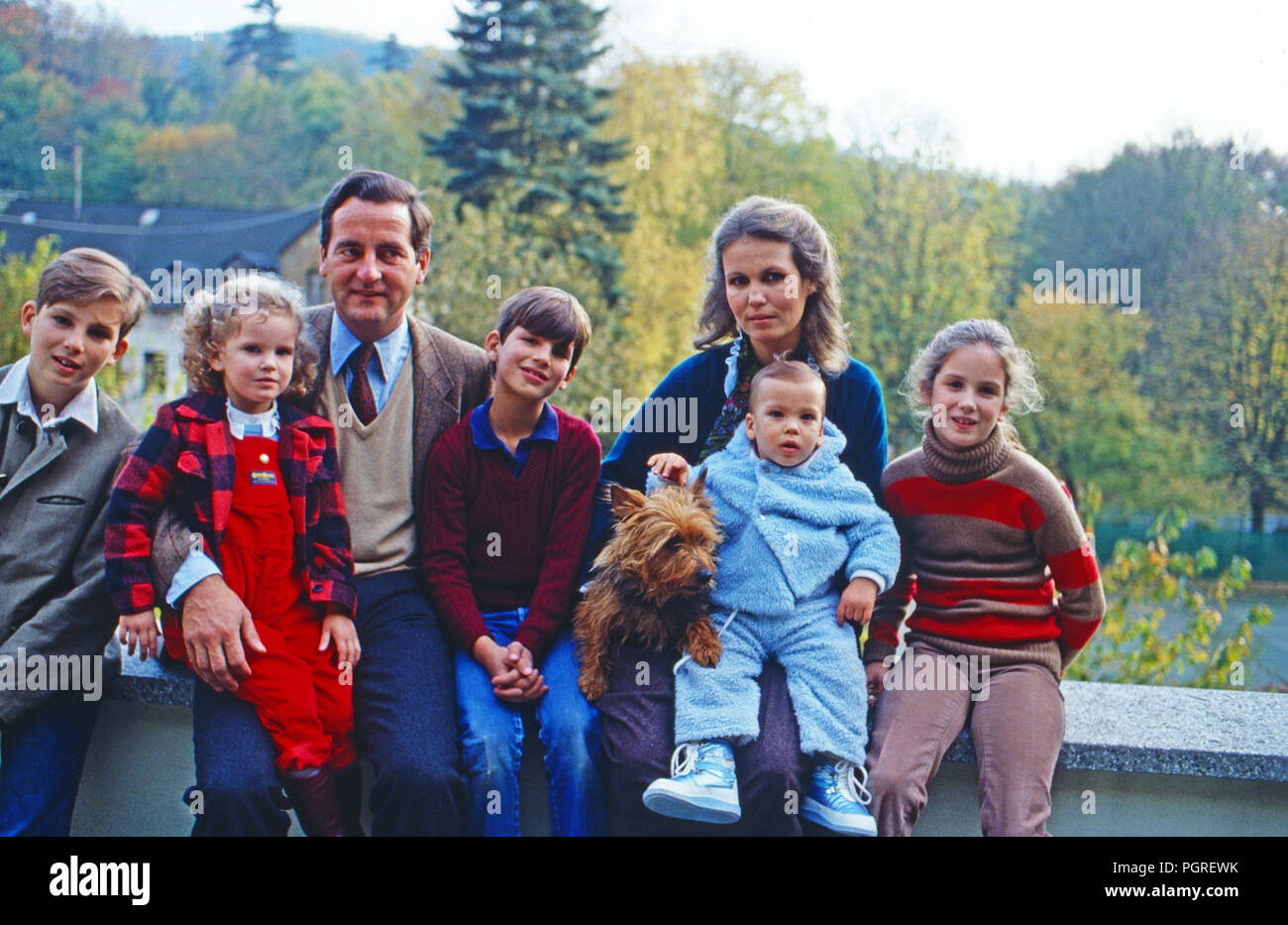 Alexander Fürst zu Sayn Wittgenstein Sayn mit Gemahlin Gabriele und den Kindern (v. l.) Heinrich, Filippa, Johann Ludwig Casimir und Alexandra in Sayn, Deutschland 1983. Foto Stock