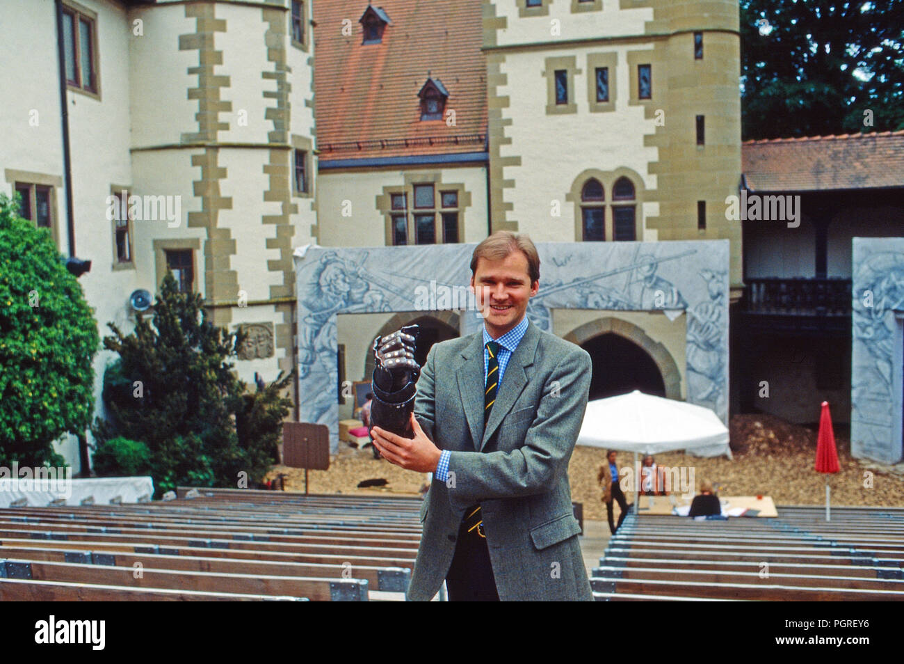 Götz Barone von Berlichingen mit der eisernen mano sciabiche namengebenden Vorfahren in den Zuschauerreihen der Freilichtbühne auf der Götzenburg in Jagsthausen, Deutschland 1998. Goetz Barone di Berlichingen con la mano di ferro di suo padre al teatro all'aperto sul castello Goetzenburg in Jagsthausen, Germania 1998. Foto Stock