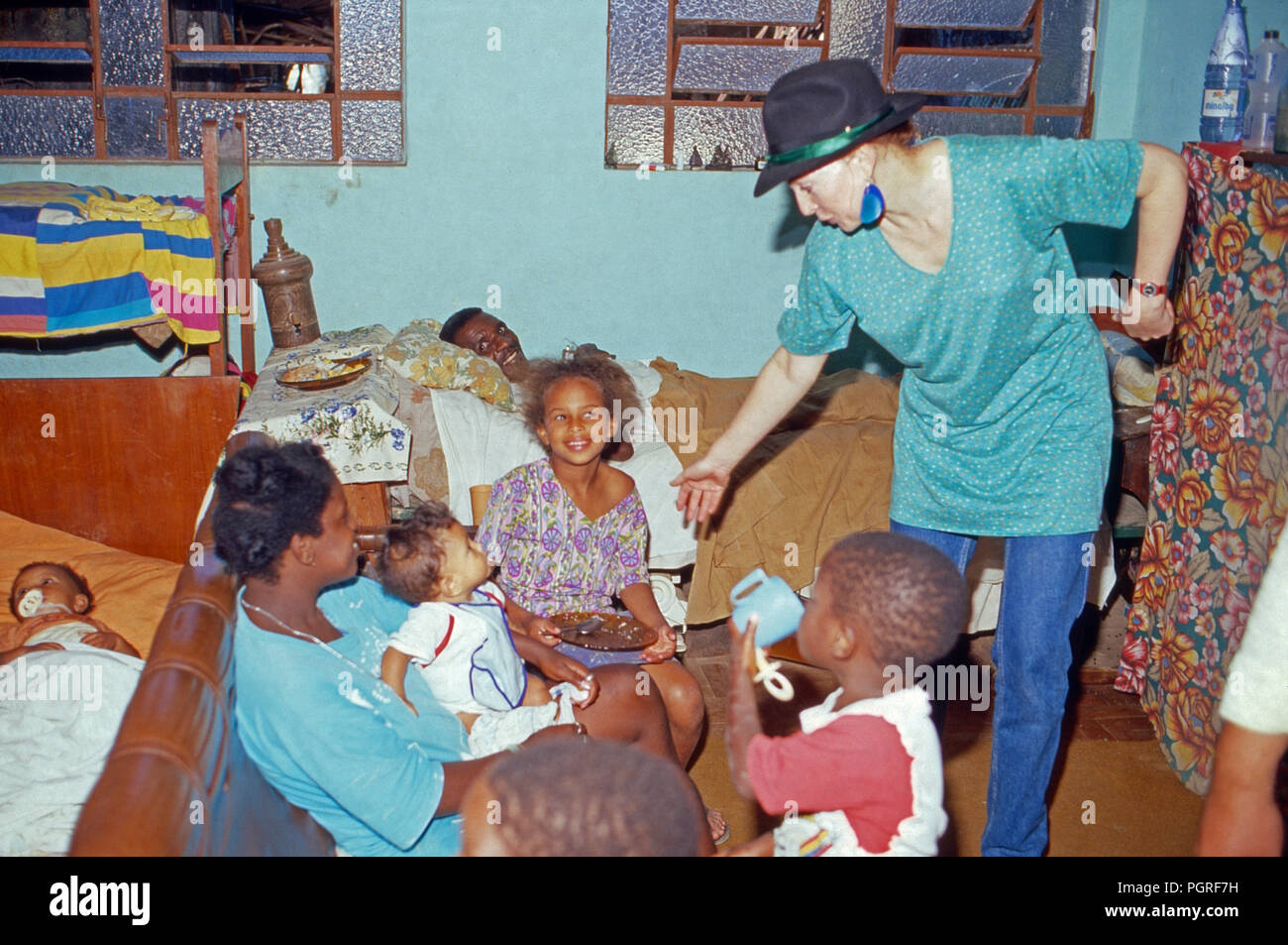 Diane Herzogin von Württemberg leistet Entwicklungshilfe in Ländern der Dritten Welt, Afrika 1980er Jahre. Diane Duchessa di Wurttemberg lavorando in aiuti stranieri nei paesi del Terzo Mondo, l'Africa degli anni ottanta. Foto Stock