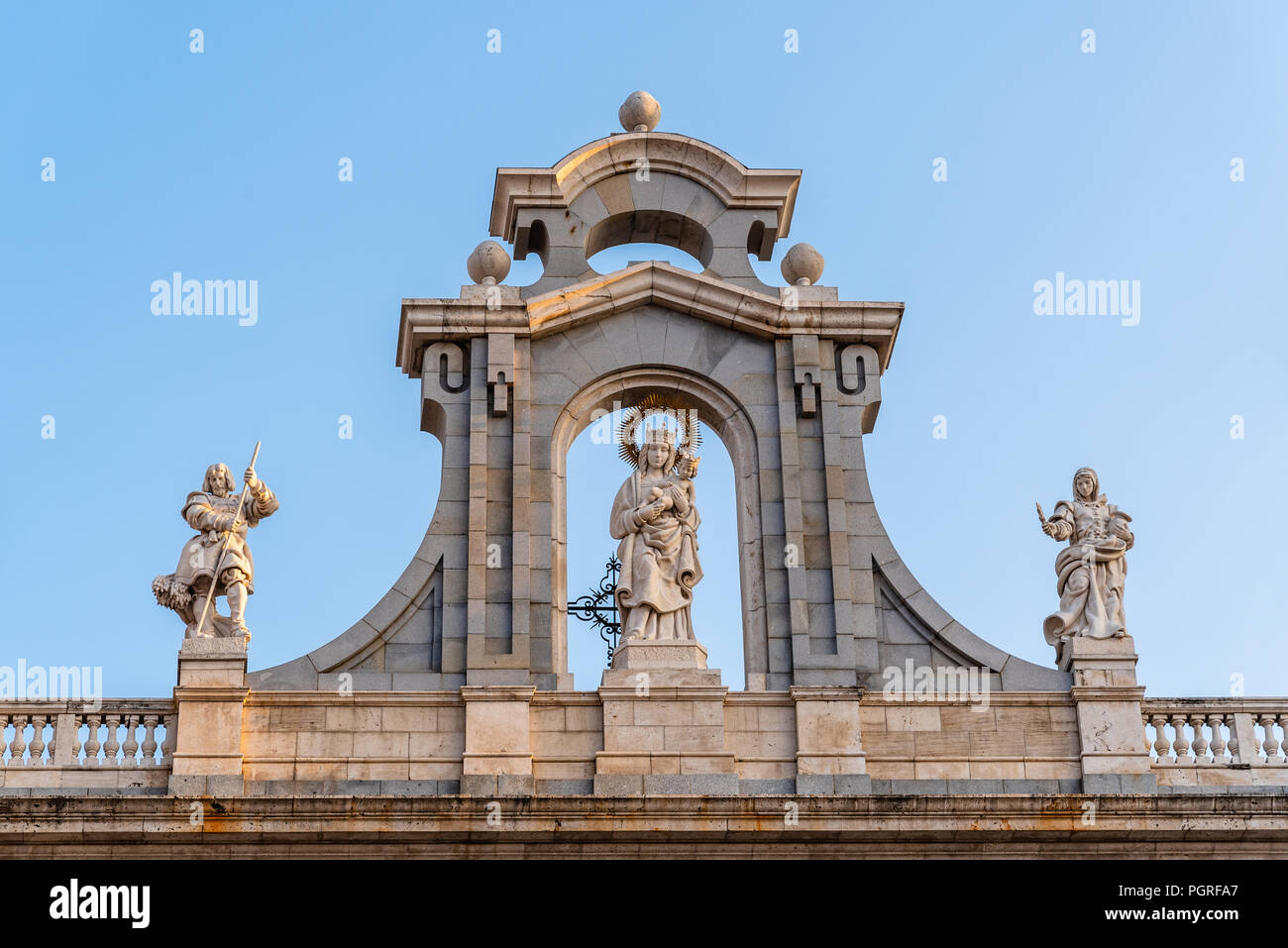 Cattedrale di Almudena di Madrid. Dettagli esterni di Vergine scultura entrata sopra Foto Stock