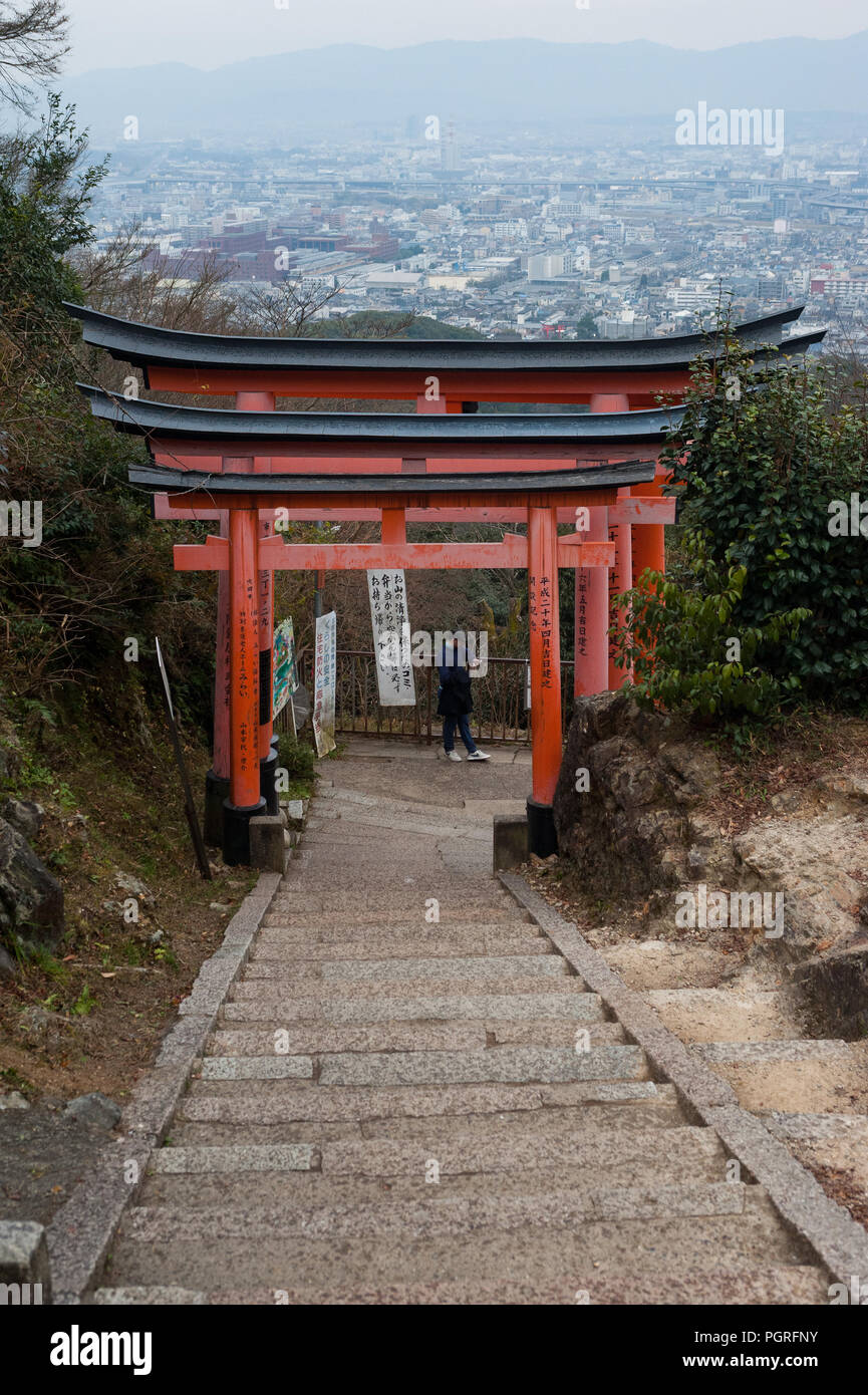 24.12.2017, Kyoto, Giappone, Asia - Vermiglio cancelli in legno linea uno del Torii sentieri che conducono a Fushimi Inari Taisha, un santuario scintoista di Kyoto. Foto Stock