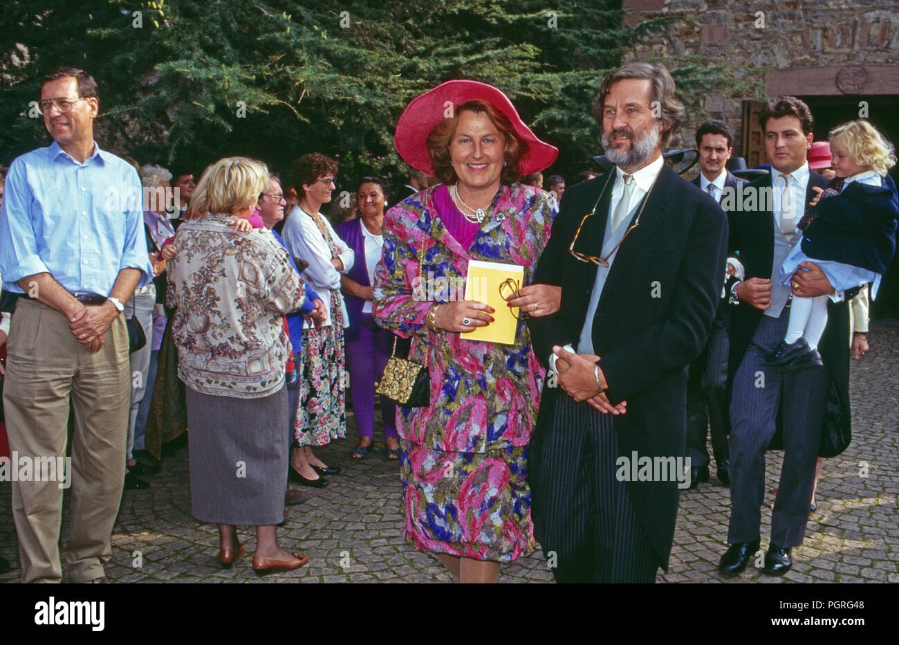 Tatiana von Metternicht und Johann Christian Graf von Hatzfeld Dönhoff bei der Hochzeit von Andreas Augst von Habsburg Lothringen mit Maria Cristina von Hatzfeld Dönhoff in Johannisberg, Deutschland 1994. Tatiana von Metternich e Johann Christian conte di Hatzfeld Doenhoff alle nozze di Andreas agosto degli Asburgo Lorena con Maria Cristina di Hatzfeld Doenhoff a Johannisberg, Germania 1994. Foto Stock