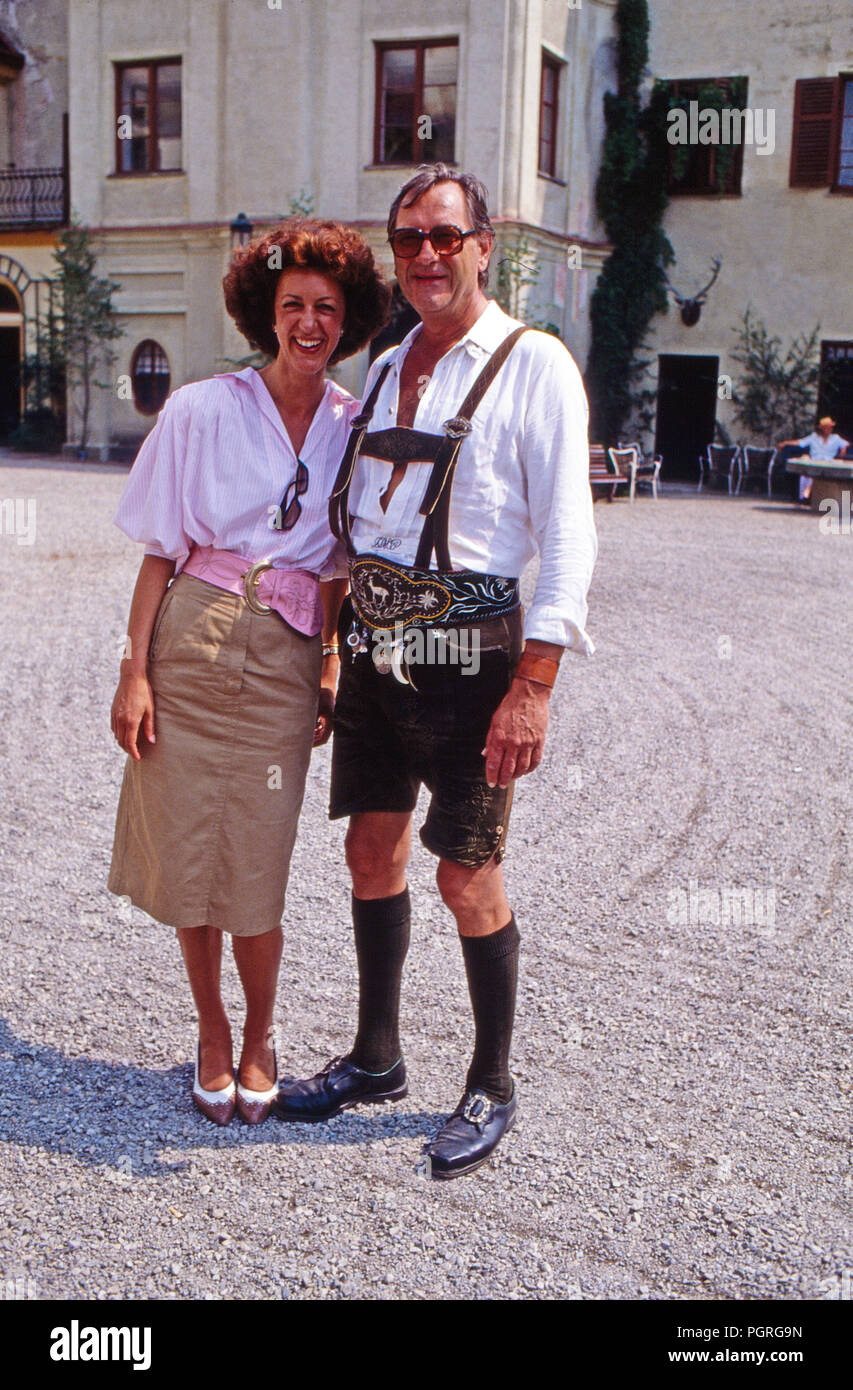 Il barone Johannes Dieter von Malsen Ponickau mit Gemahlen Fiorenza auf Schloss Osterberg, Deutschland 1989. Il barone Johannes Dieter von Malsen Ponicka con sua moglie Fiorenza al castello Osterberg, Germania 1989. Foto Stock