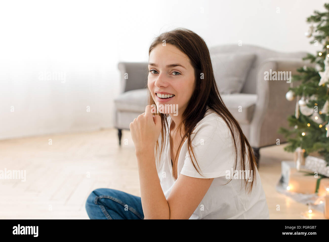 Casual giovane donna a casa in tempo di Natale Foto Stock