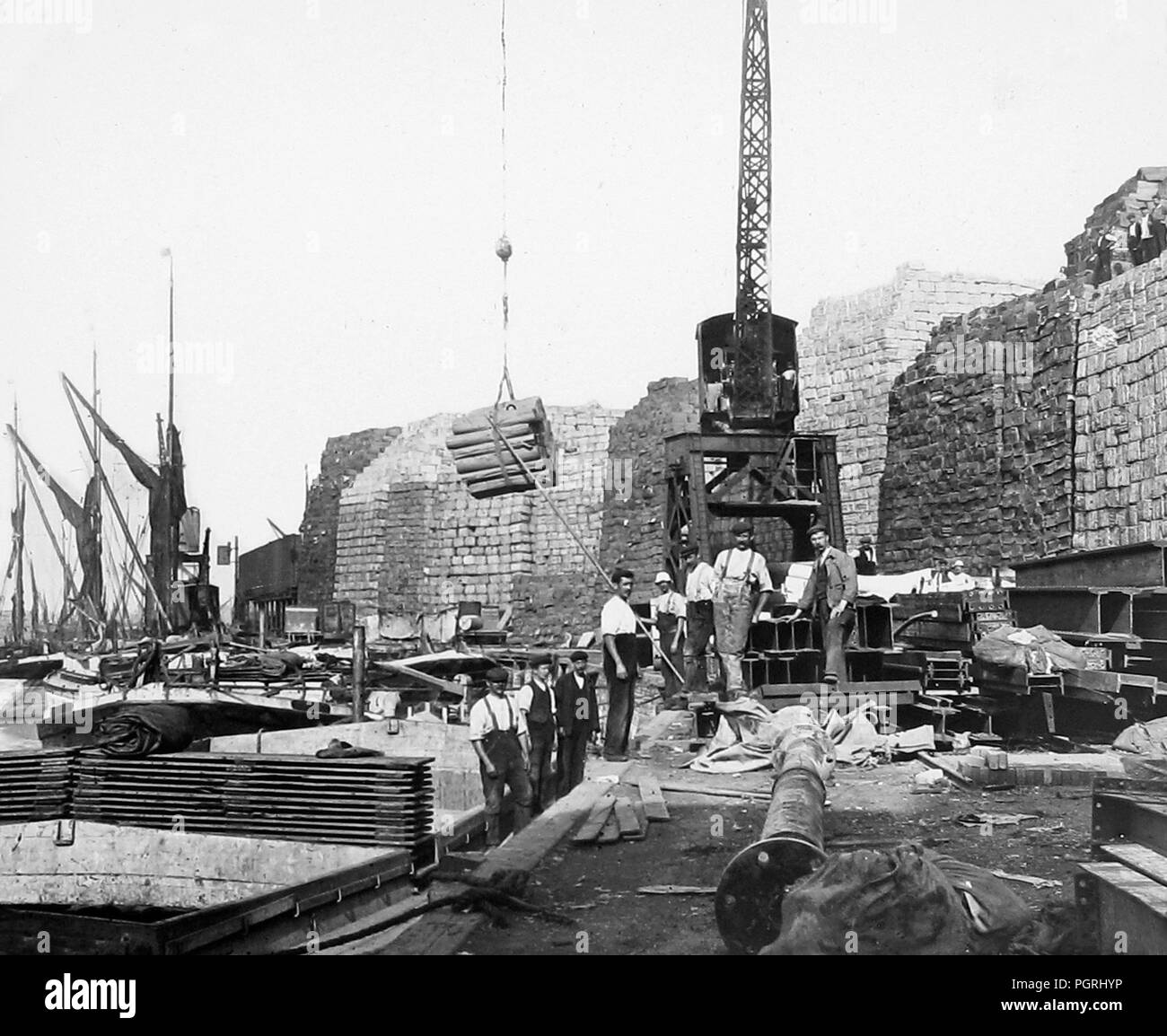 Lo scarico della pasta, docks londinesi, agli inizi del novecento Foto Stock