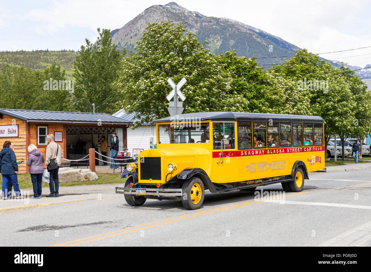 Il giallo Skagway Alaska Street Car tour bus in Skagway, Alaska, STATI UNITI D'AMERICA Foto Stock