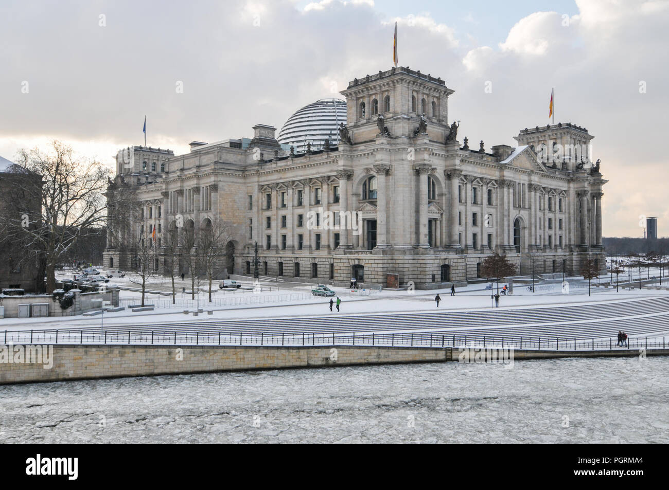 Il palazzo del Reichstag a Berlino Germania nella stagione invernale Foto Stock