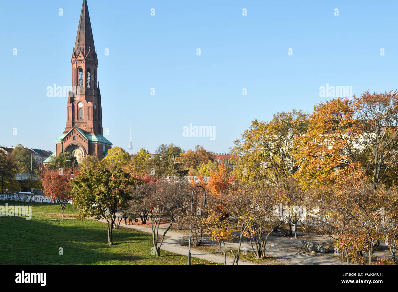Görlitzer Park Berlin im Herbst mit Emmaus-Ölberg Kirchengemeinde Foto Stock