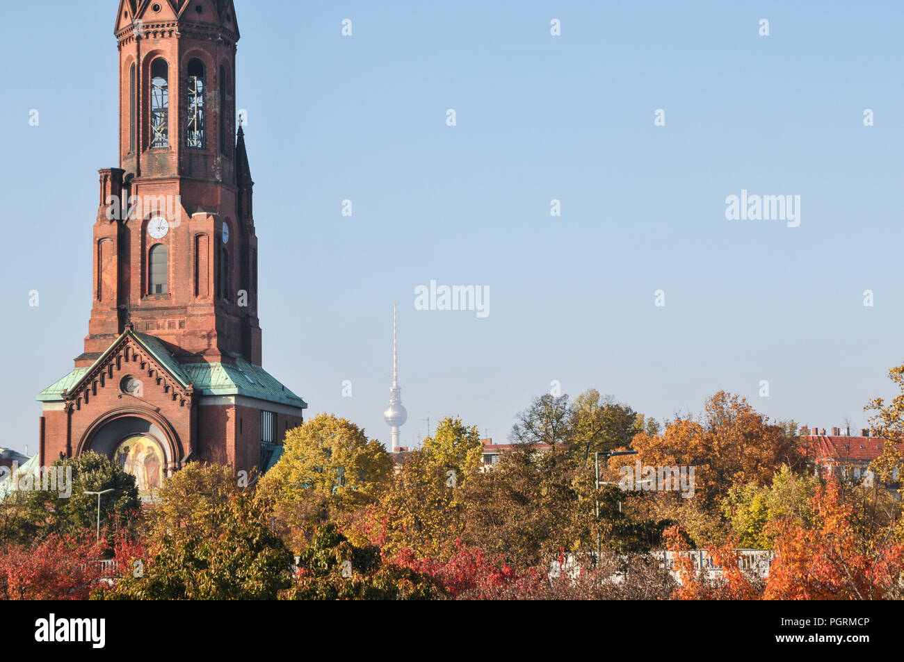 Görlitzer Park Berlin im Herbst mit Emmaus-Ölberg Kirchengemeinde Foto Stock