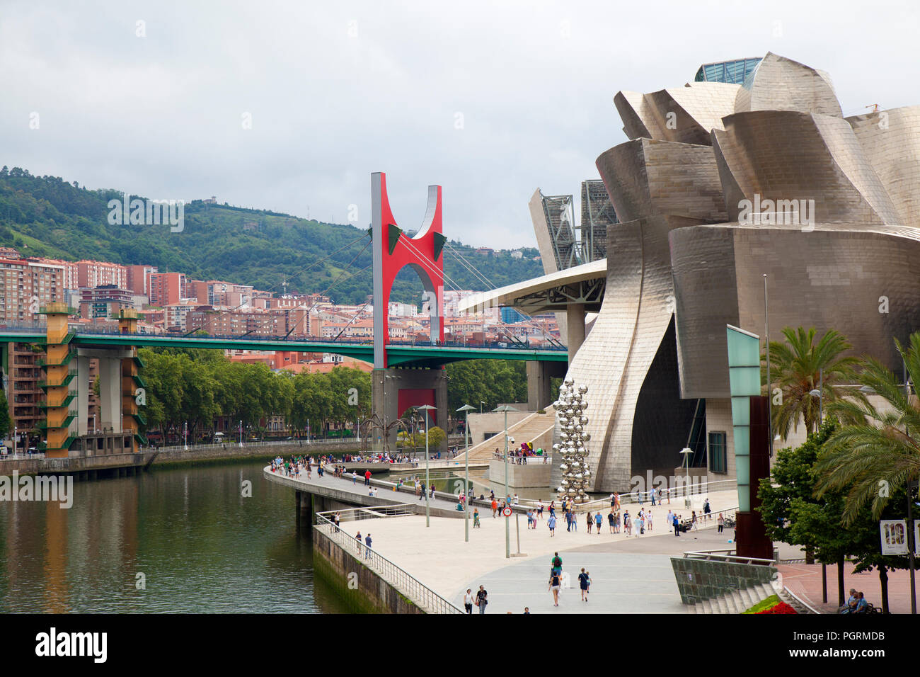 BILBAO, Spagna - 25 luglio 2018: turisti che affollano il Guggenheim Museum Bilbao, una delle più popolari attrazioni turistiche nel Paese Basco capitale su J Foto Stock