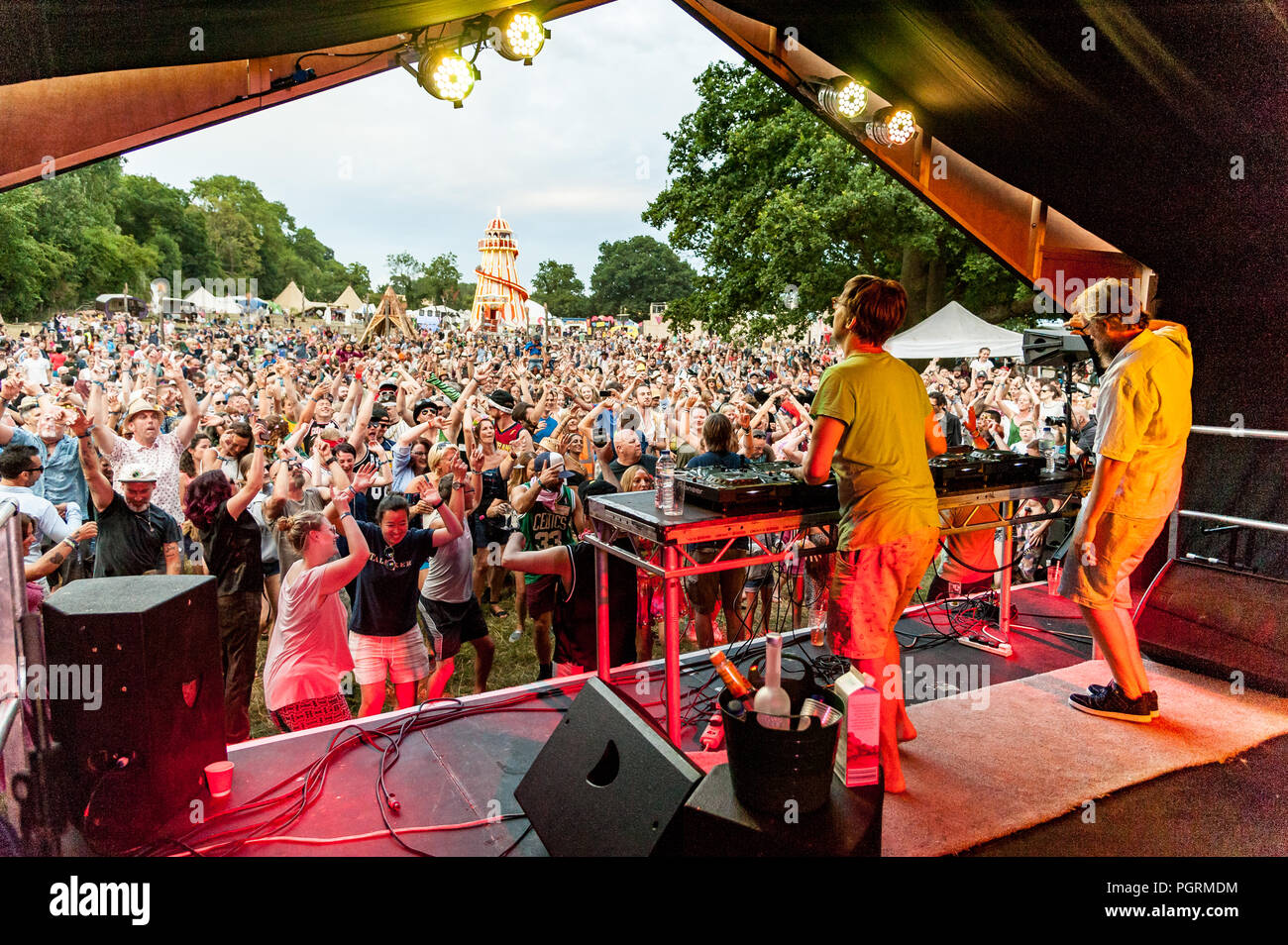 Basement Jaxx divertente una grande folla in festa lunare Solihull Inghilterra Foto Stock