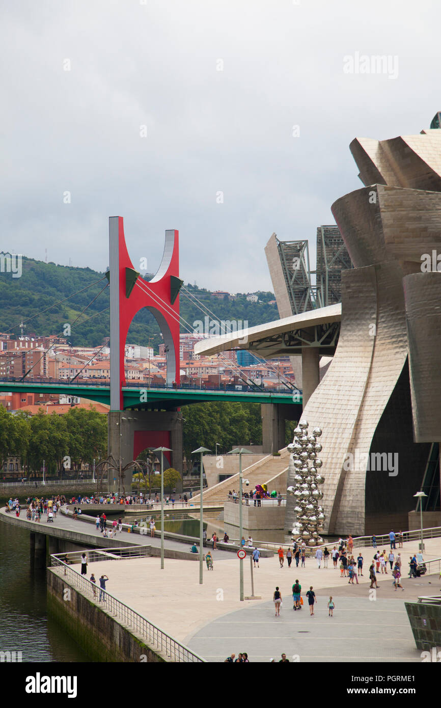 BILBAO, Spagna - 25 luglio 2018: turisti che affollano il Guggenheim Museum Bilbao, una delle più popolari attrazioni turistiche nel Paese Basco capitale su J Foto Stock