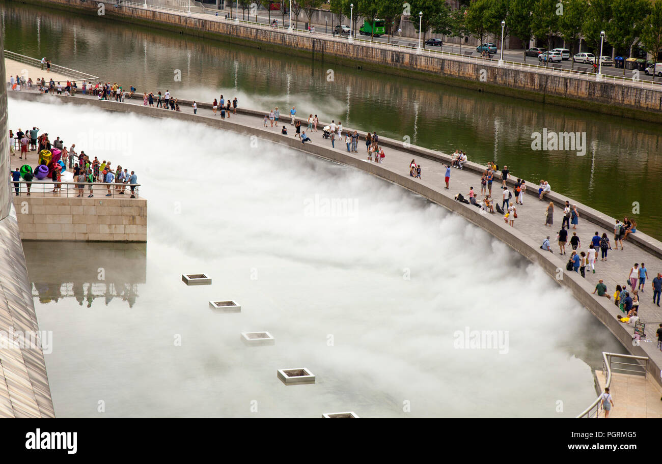 BILBAO, Spagna - 25 luglio 2018: nebbia transitoria scultura di Fujiko Nakaya è sul display esterno del Museo Guggenheim Bilbao nel Paese Basco capitale Foto Stock