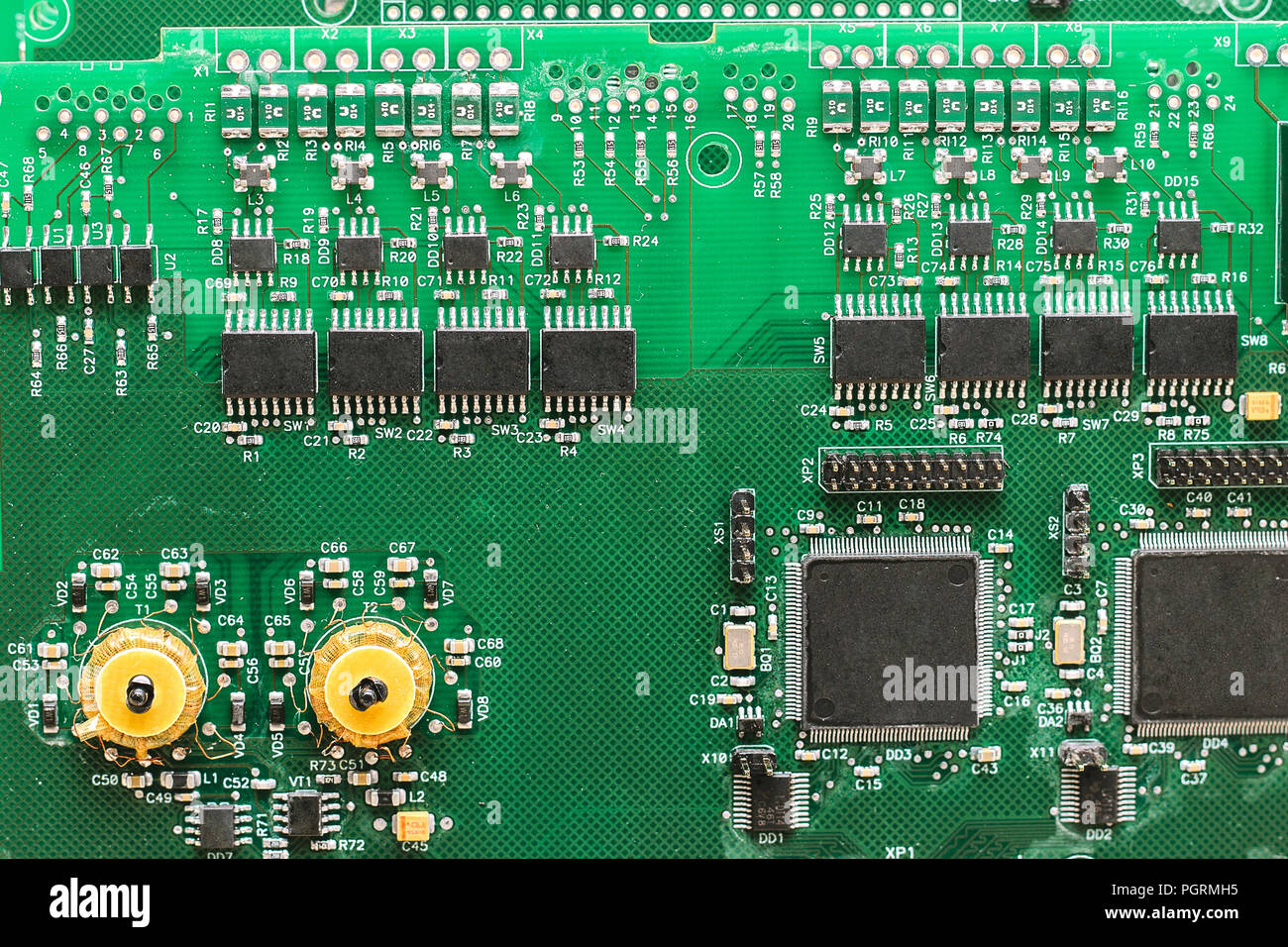Un calcolatore verde scheda di circuito sfondo con microcircuiti. Foto Stock