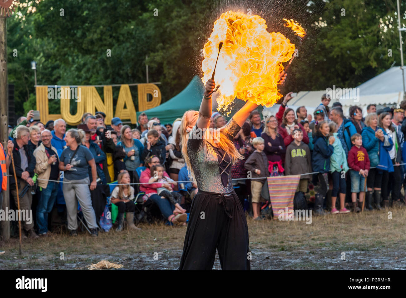Femmina mangiatore di fuoco Foto Stock