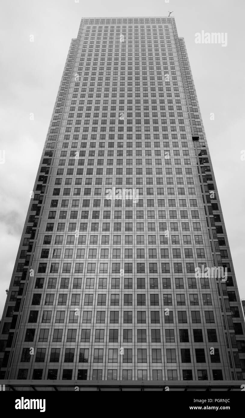 One Canada Square (Canary Wharf, Londra). One Canada Square è il secondo più alto edificio nel Regno Unito a 770ft (235m) al di sopra del livello del suolo. Foto Stock