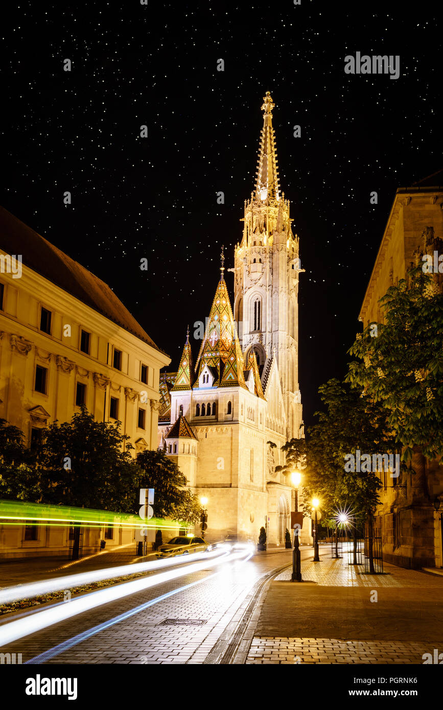 Vista notturna della chiesa di San Mattia a Budapest, Ungheria Foto Stock